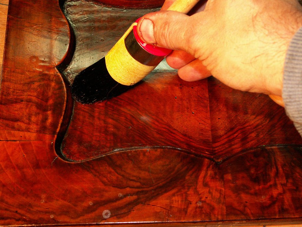 Möbeloberfläche-amalgamieren-Risse-im-Lack-entfernen-Zuerich