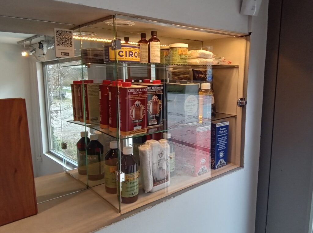 Vitrine in Ausstellung mit Möbelpflege und Restaurierungsbedarf